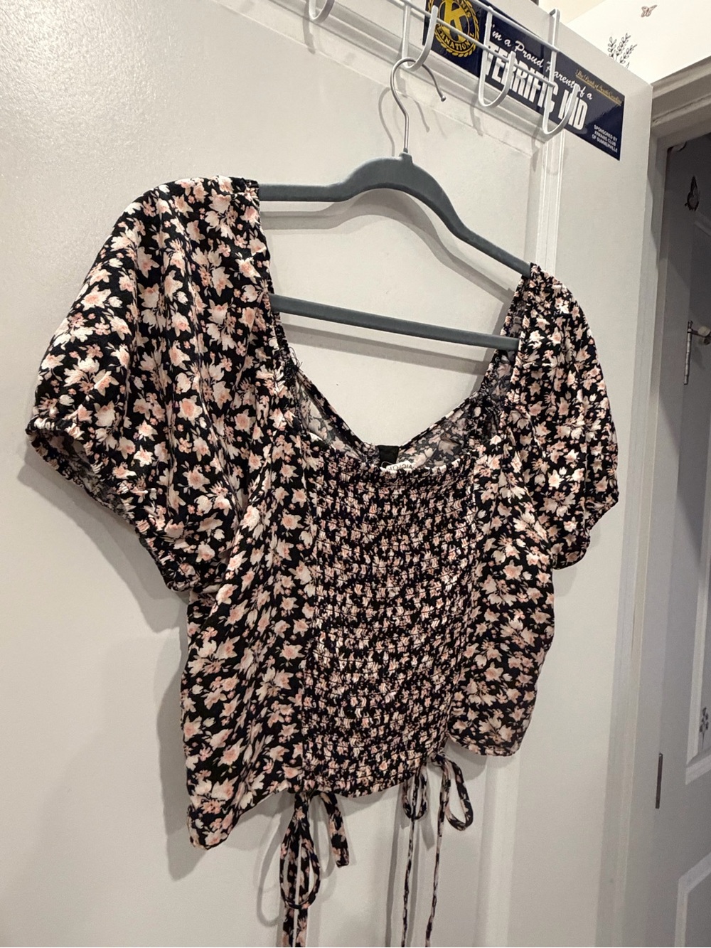 meraki Black and Blush Floral Puff Sleeve Crop Top - Picture 6 of 6